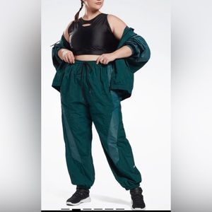Reebok Plus Size Women’s Green Shiny Studio Woven Pant new